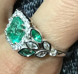 18kt white gold  diamond and 2.15 cts natural emerald