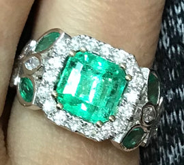18kt white gold  diamond and 2.15 cts natural emerald
